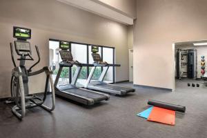 Fitness centrum a/nebo fitness zařízení v ubytování Sonesta Select Camarillo