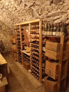 una habitación llena de muchas botellas de vino en Gite Le pigonnier Ecogite Le Luquet Saint Beauzeil 82150, en Saint-Beauzeil