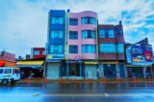 um edifício cor-de-rosa ao lado de uma rua em Hostel Sol Andina Inn em Puno