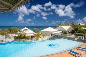 Басейн в или близо до Le Cottage de la Baie de Tartane à 5min des plages