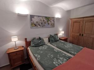 Łóżko lub łóżka w pokoju w obiekcie Ruhe am Wald - zentral und Wörthersee