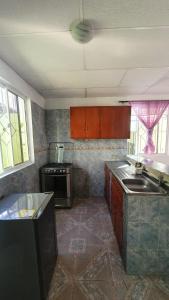 Nhà bếp/bếp nhỏ tại Casa de descanso Cartagena-Turbaco