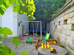 un'area giochi con giocattoli e altalena di Chalupa Branžež Komárovský rybník a Branžež