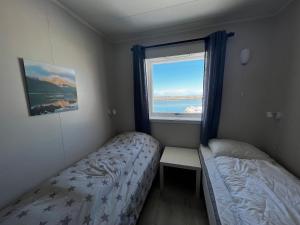 Postel nebo postele na pokoji v ubytování Midnattsol rom og hytter