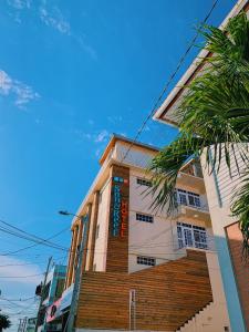 um edifício com uma grande escadaria em frente em Voyager Sun & Reef Hotel em San Pedro