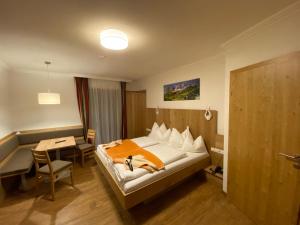 una camera d'albergo con letto e tavolino di Der Brückenhof Ramsau a Ramsau am Dachstein