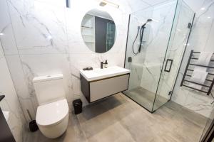 Koupelna v ubytování Brookside Central Wanaka Luxury Apartment + 11 fotografií
