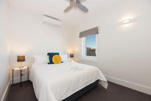 Ein Bett oder Betten in einem Zimmer der Unterkunft The Bank Apartment - Echuca Holiday Homes