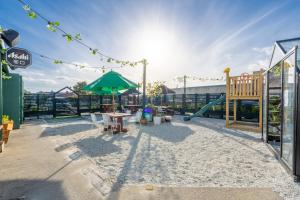 einen Spielplatz mit Rutsche und Schaukel in der Unterkunft Railway Hotel in Winton