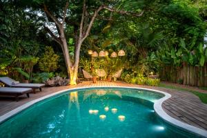 - une piscine dans un jardin avec un arbre dans l'établissement Casa Das Águas Trancoso, à Trancoso