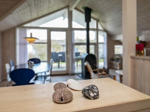 Helnæs Byにある6 person holiday home in Ebberupの木製テーブルに座る貝殻2つ