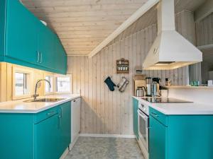 una cocina con armarios azules y fregadero en 6 person holiday home in Ebberup en Helnæs By