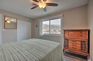 Foto dalla galleria di On-the-Water Retreat with Dock Pet Friendly! a Lake Ozark