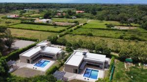 una vista aérea de una casa con piscina en Finca los Colores, en Villavicencio