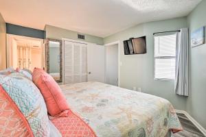 A bed or beds in a room at Oceanfront Oasis with Deck and Resort Beach Access! Még 33 kép