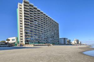 um grande edifício na praia junto ao oceano em Oceanfront Oasis with Deck and Resort Beach Access! em Myrtle Beach