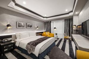 Postel nebo postele na pokoji v ubytování Grand Victoria Hotel