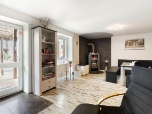 una sala de estar con un sofá y una mesa en Ferienwohnung in Monschau-Höfen mit eigenem Garten, en Alzen