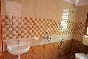 Blue stone homestay guesthouse في فيساخاباتنام: حمام مع حوض ومرحاض