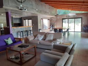 un soggiorno con divano e tavolo di Hermosa casa con pileta asador patio de fuego a San Salvador de Jujuy