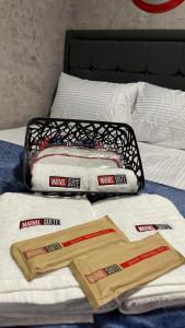 馬尼拉的住宿－Marvel Suite Staycation，一张带两条毛巾和一篮子的床