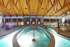 una gran piscina cubierta en un edificio con piscina en Hotel VZ Měřín, en Merin