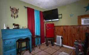 um quarto com um armário azul e um frigorífico vermelho em Room in BB - Pleasant Days Bb Southwest Cottage em Homosassa