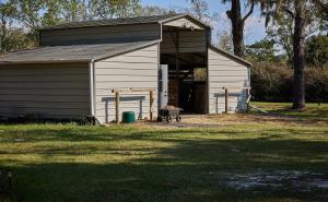 um grande edifício branco com a porta aberta em Room in BB - Pleasant Days Bb Southwest Cottage em Homosassa