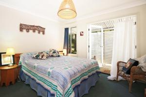 A bed or beds in a room at Innisfree - Pet Friendly - 2 Mins to Beach