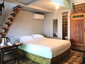 una camera con un letto con una scala di Villa Isabella Putri B&B a Jepara