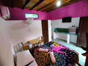 una camera con un letto e un tavolo di Casa Del Merman at GayMontanita House a Montañita