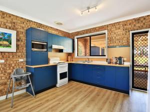 A kitchen or kitchenette at Maria's Beach House - Pet Friendly