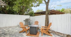 Summer Breeze Beach House! Free parking & Private backyard