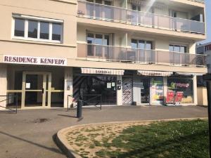 ein großes Gebäude mit einem Balkon darauf in der Unterkunft Kennedy in Saint-Jean-de-Braye