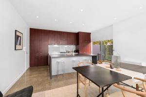 Η κουζίνα ή μικρή κουζίνα στο Studio B Sumner - Christchurch