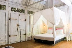 Postel nebo postele na pokoji v ubytování Chanteak Bali - Teak House 2