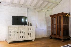 TV a/nebo společenská místnost v ubytování Chanteak Bali - Teak House 2