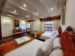 una grande camera con due letti e un divano di Casona Corrales Hotel Boutique a Cuzco