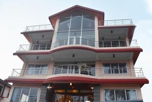 un edificio alto con muchas ventanas en Hotel Pride, en Kalimpong