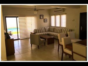 Ruang duduk di Big House Pool Grill, 4 Bedrooms 12 ppl AC Ocean view TV WIFI