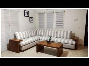 Ruang duduk di Big House Pool Grill, 4 Bedrooms 12 ppl AC Ocean view TV WIFI