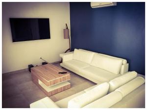 Televisyen dan/atau pusat hiburan di Big House Pool Grill, 4 Bedrooms 12 ppl AC Ocean view TV WIFI