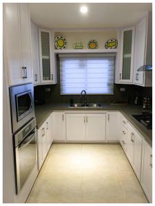 Dapur atau dapur kecil di Big House Pool Grill, 4 Bedrooms 12 ppl AC Ocean view TV WIFI