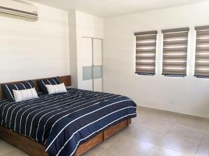 Katil atau katil-katil dalam bilik di Big House Pool Grill, 4 Bedrooms 12 ppl AC Ocean view TV WIFI