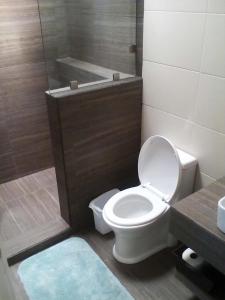 Bilik mandi di Big House Pool Grill, 4 Bedrooms 12 ppl AC Ocean view TV WIFI