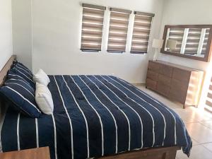 Katil atau katil-katil dalam bilik di Big House Pool Grill, 4 Bedrooms 12 ppl AC Ocean view TV WIFI
