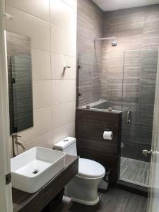 Bilik mandi di Big House Pool Grill, 4 Bedrooms 12 ppl AC Ocean view TV WIFI