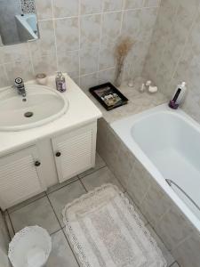 y baño con bañera, lavamanos y bañera. en Haus Panorama-3 bedrooms with great views en Lüderitz