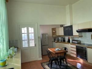 eine Küche mit einem Tisch und Stühlen in der Unterkunft Haus Panorama-3 bedrooms with great views in Lüderitz