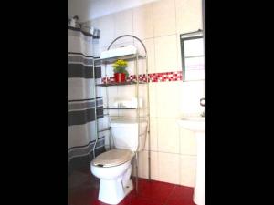 Ένα μπάνιο στο Apartment with blacony and sea view